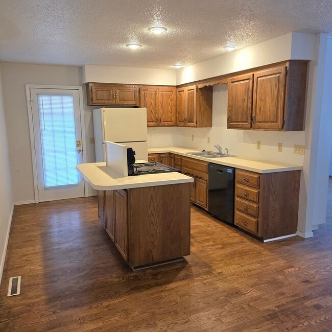 Building Photo - 2 Bed / 2 Bath / 2-Car Garage Duplex in a Great Nixa Neighborhood!