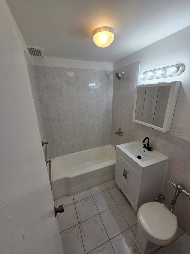 Foto del edificio - Bright & Cozy 2BR Duplex in Prime Brooklyn...