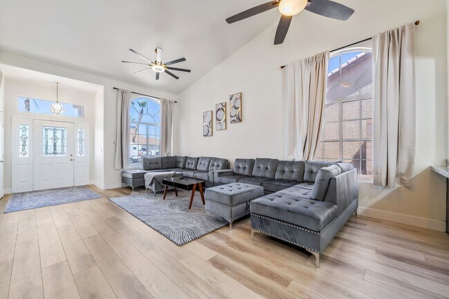 Building Photo - FURNISHED - Henderson Gem!