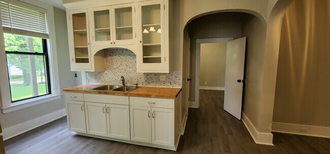 Kitchen - 515 Maple St