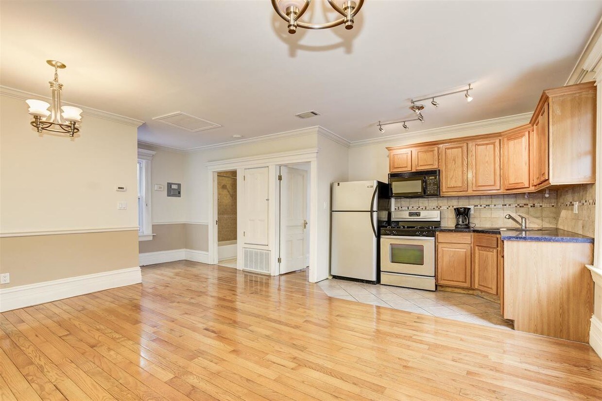 Primary Photo - 132 Kensington Ave