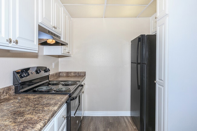 Building Photo - Raintree Apartment Homes