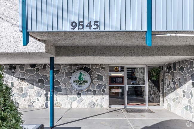 Front Entrance - College Manor Mainstreet Apartments
