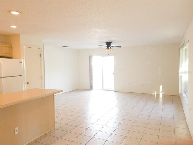 Building Photo - 1865 Shoreland Dr