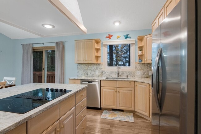 Building Photo - Charming Home at the Base of Old Mission Peninsula