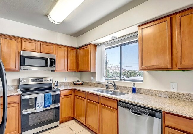 Building Photo - 4220 N Montezuma Ave