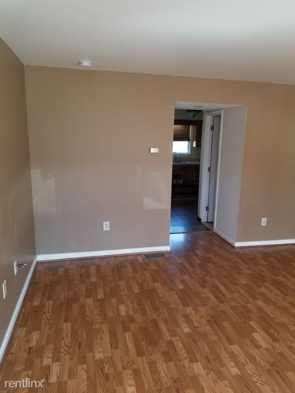 Building Photo - 3 br, 1.5 bath Townhome - 527 Clover Ct