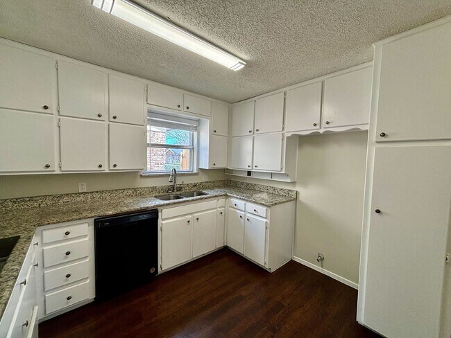 Building Photo - 3 Rooms 2 Baths Home Ready To Move In.