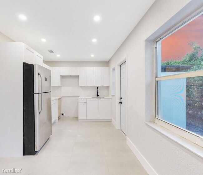 Foto del edificio - 3 br, 1 bath House - 13935 NW 1st Ave