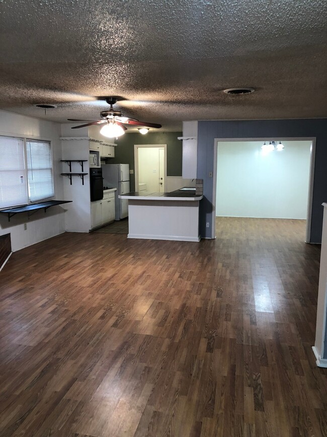 Building Photo - Spacious Four Bedroom! Pre-Leasing for Fal...