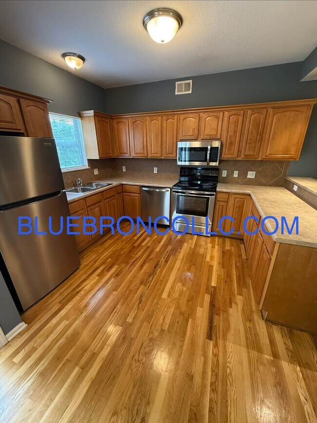 Foto del edificio - Spacious unit with Beautiful hardwood floors and nice touches throughout!