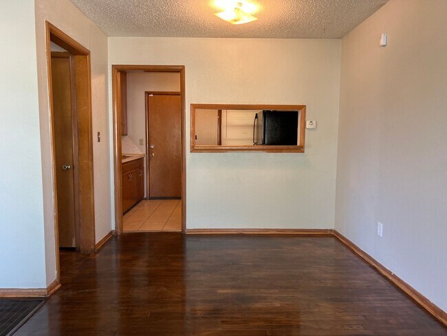 Building Photo - Cute 2 Bedroom with Move In Special!!
