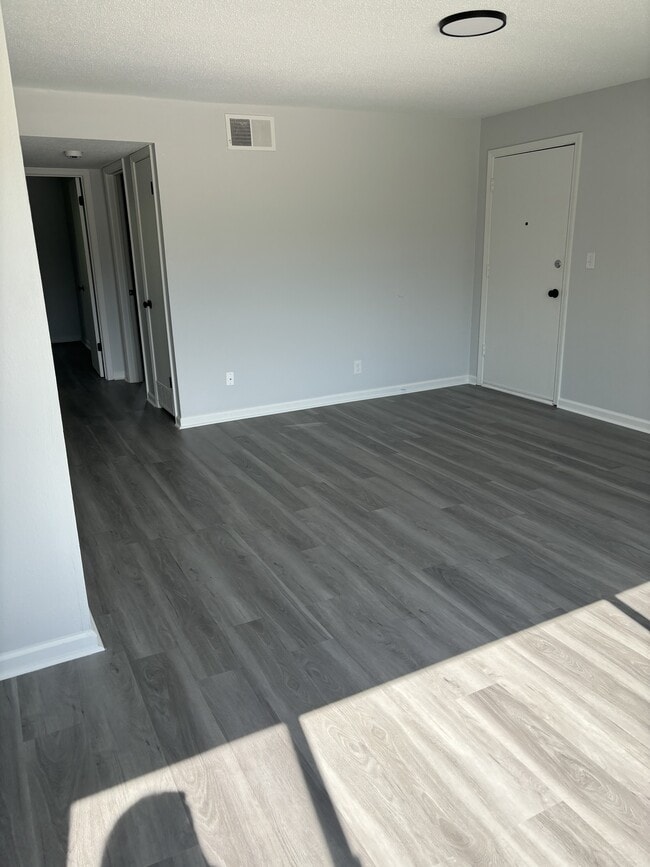 Building Photo - 1315 Oakland Rd NE