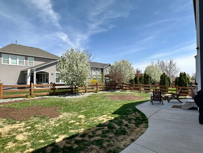 Foto del edificio - Elegant & Spacious 4BD Home with 3-Car Gar...