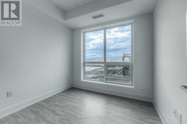 Building Photo - 450 Dundas St E