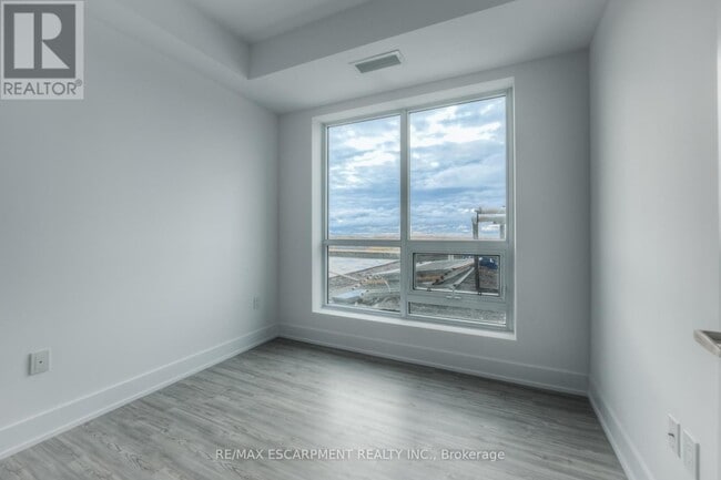 Photo du bâtiment - 450 Dundas St E