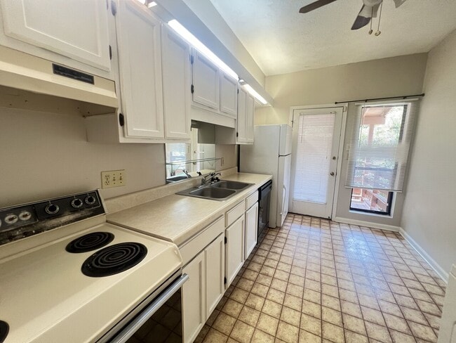 Building Photo - Felder 6 Unit