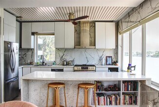 Building Photo - 4710 Pine Tree Dr