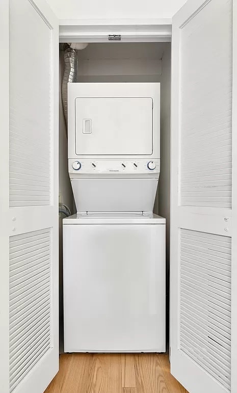 Building Photo - Upscale Unit with Modern Finishes