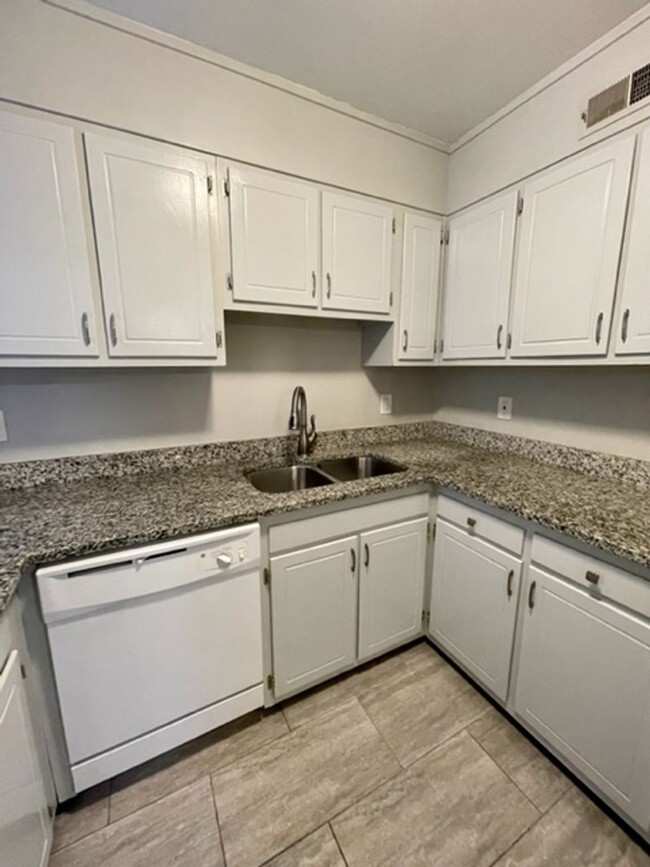 Foto del edificio - Fabulous 3 Bedroom Condo in East Charlotte!