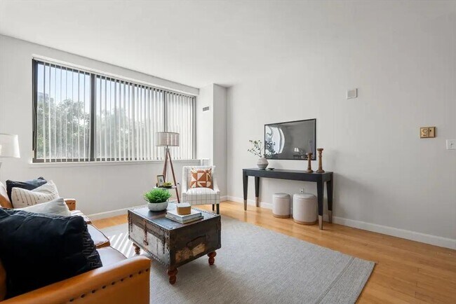 Foto del edificio - 169 Monsignor O'Brien Hwy