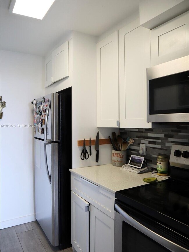 Photo - 2350 NE 135th St (North Miami, FL) Apartment