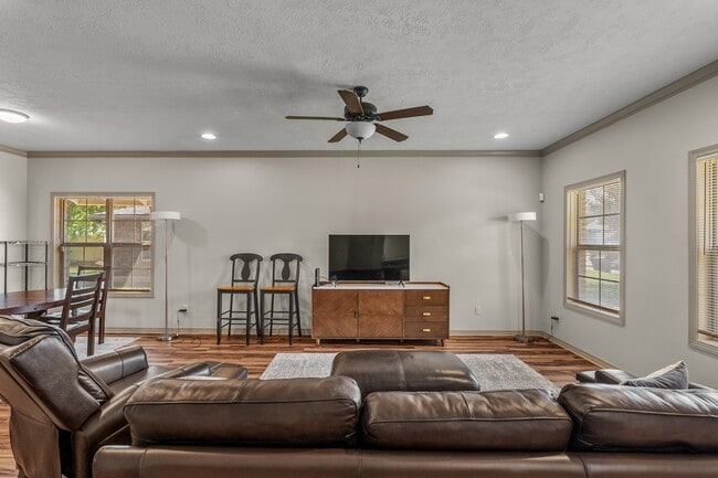Building Photo - 403 Holleman Dr