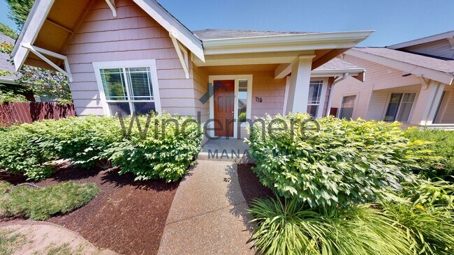 Building Photo - 715 Creekside *Located in the Villages of ...