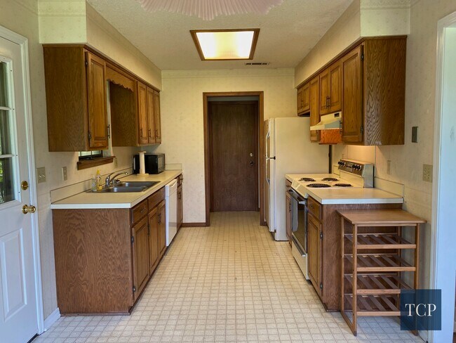 Building Photo - 345 E Pharris Dr