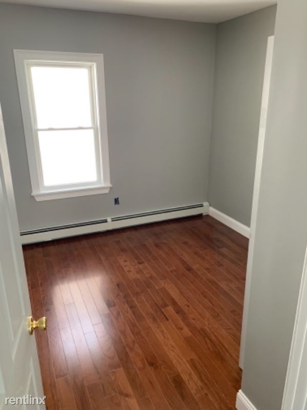 Building Photo - 4 br, 1 bath Townhome - 97-99 Centre St Apt 2