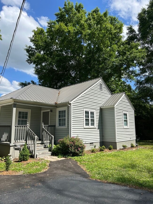 Building Photo - Adorable Chickamauga House
