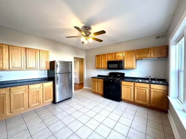 Building Photo - 2409 N Ridgeway Ave