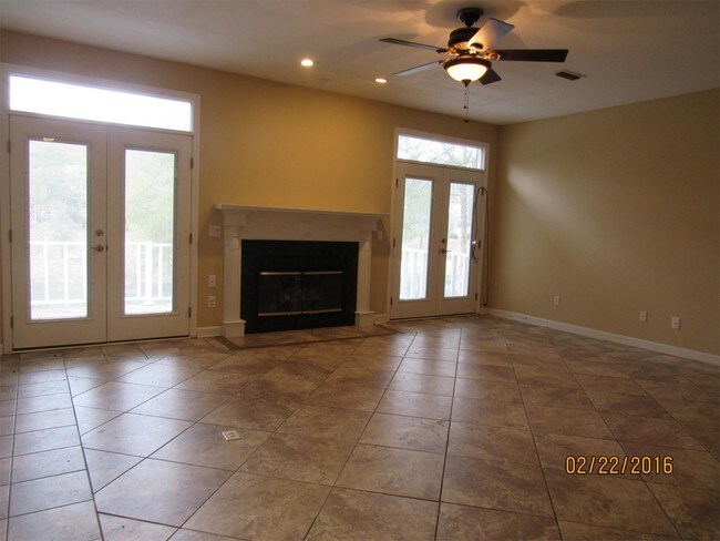 Building Photo - 641 Oak Lake Dr