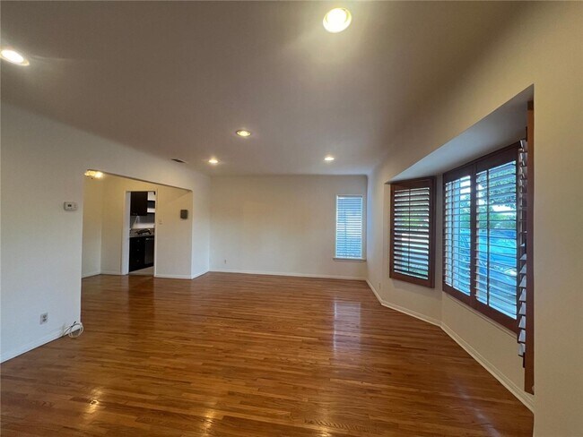 Building Photo - 10623 Olive St