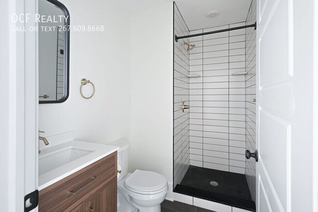 Building Photo - Modern Renovated Fairmount Two Bedroom Apa...
