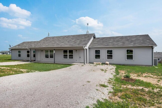 Building Photo - 113 Lynn Court Unit 100 Decatur, Tx 76234