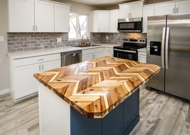 Building Photo - Newly Remodeled 5 Bed Home with Huge Yard