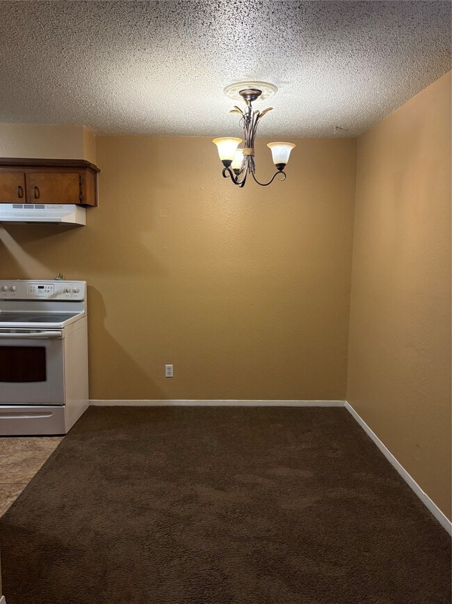 Building Photo - 405 Oak St