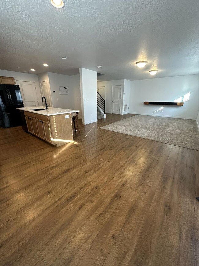 Building Photo - New Home for the New Year! 2 Weeks Rent Fr...