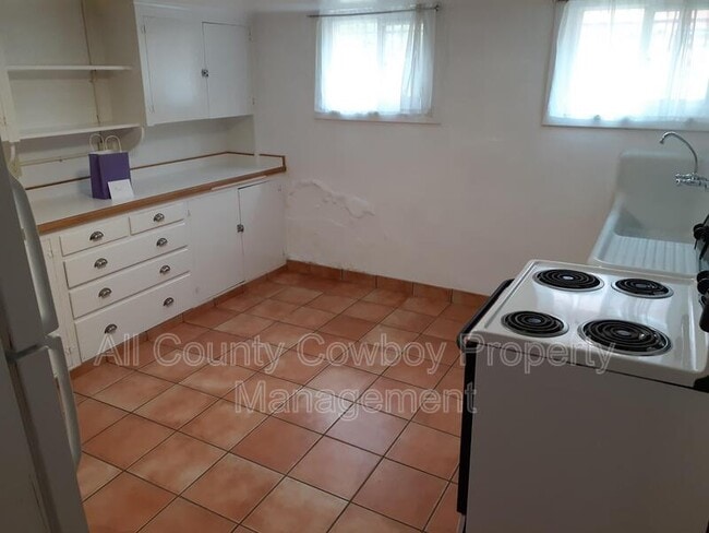 Building Photo - 1210 E Garfield St