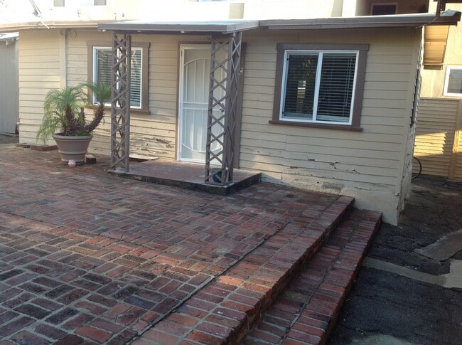 Building Photo - 933 18th St