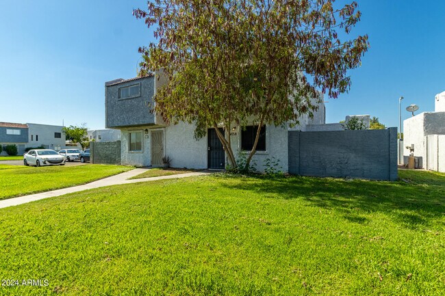 Building Photo - 4718 W Orangewood Ave