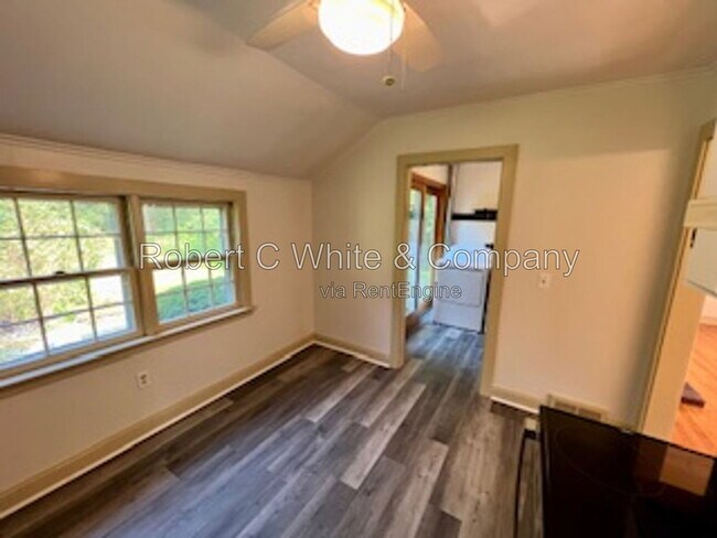 Foto del edificio - 604 Huckleberry Hill Rd