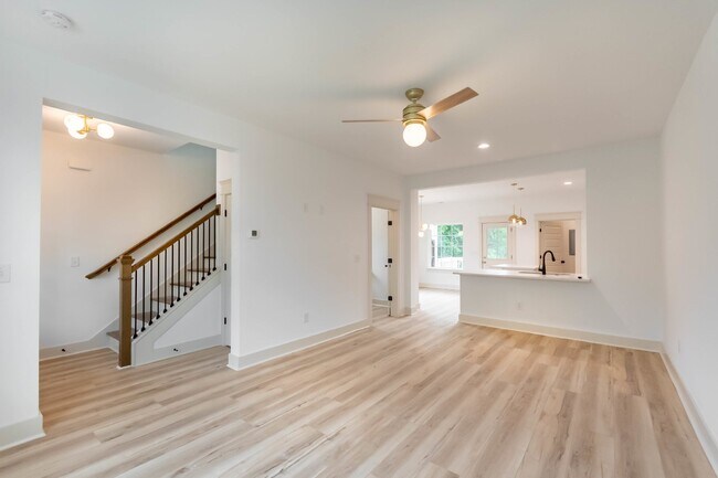 Foto del edificio - 2 Bed 2.5 Bath End Unit Townhome!