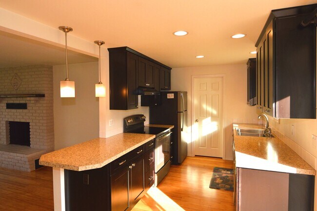 Foto del edificio - Beautifully updated 2 bedroom duplex in Fi...
