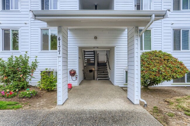 Building Photo - 2Bd/1.5Ba Bellevue Condo