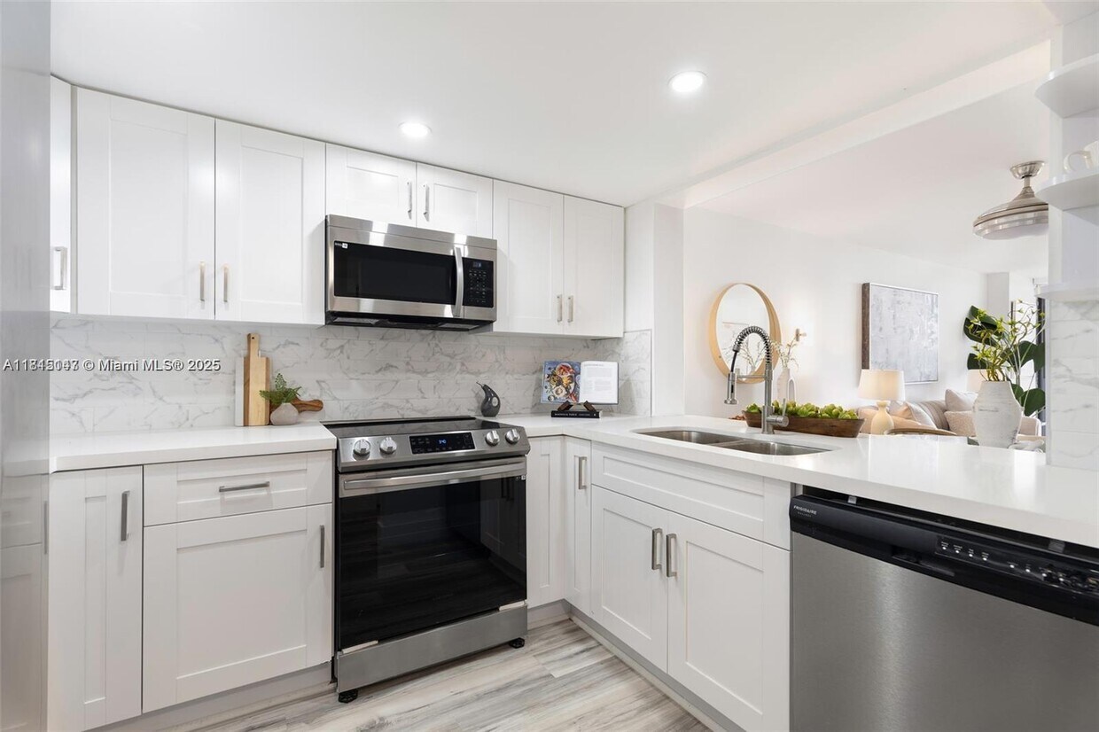 Primary Photo - 2555 Collins Ave