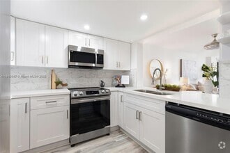Building Photo - 2555 Collins Ave