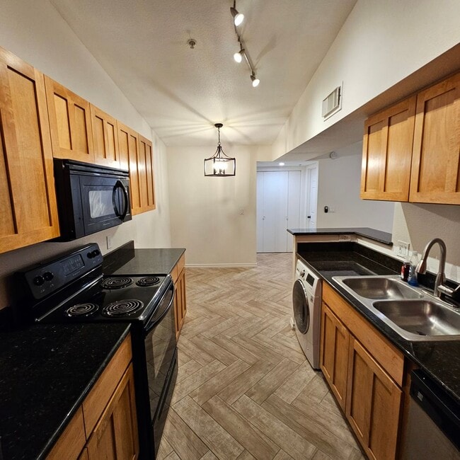 Building Photo - Spacious and Upgraded 2 Bedroom 2 Bath Pet...