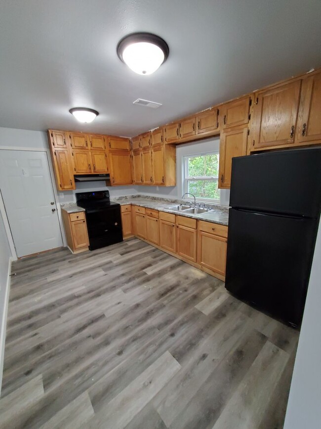 Building Photo - COMING SOON!!! REMODELED 3 BEDROOM HOME FO...